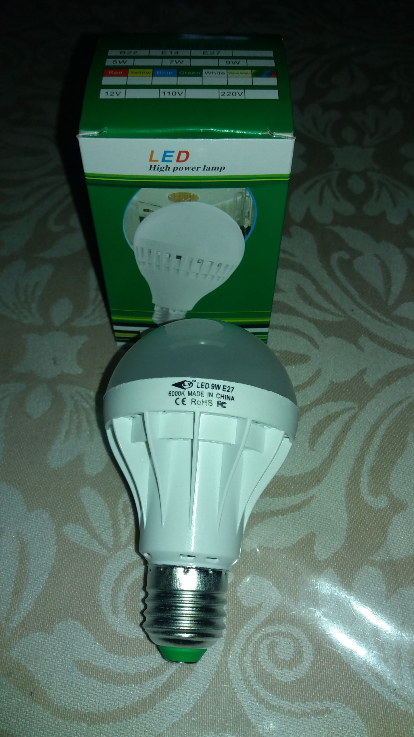 e27 screw light bulb